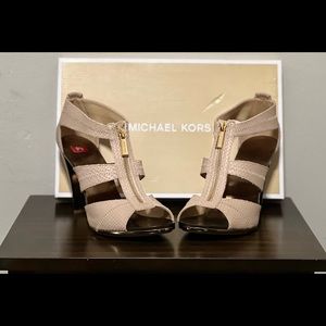 Michael Kors - BERKLEY T -STRAP EMBOSSED LEATHER